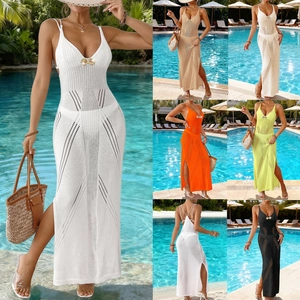 Détail d'une robe de plage en maille avec boucle nœud en métal et fente latérale chic