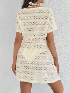 Détail du dos d'une robe au crochet bohème avec nœud de serrage et motif de dentelle ajouré
