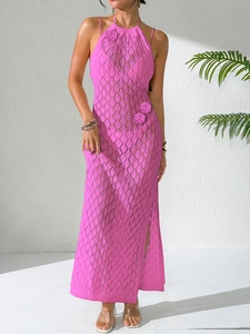 Dettaglio del vestito rosa all'uncinetto da spiaggia con ricami traforati e fiori 3D