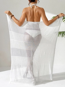 Vue détaillée de la jupe de plage en crochet blanc avec texture en maille filet ajourée