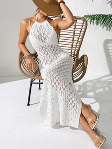 Gros plan sur la robe de plage en maille crochetée blanche avec motifs évidés et fente