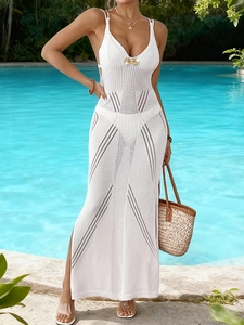 Détail de la robe de plage blanche au crochet avec motifs en maille ajourée et col en V