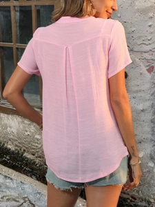 Détail du chemisier rose clair avec pli d'aisance au dos et tissu texturé respirant