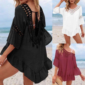 Détails du dos crocheté ajouré avec liens à pompons sur cette robe de plage bohème