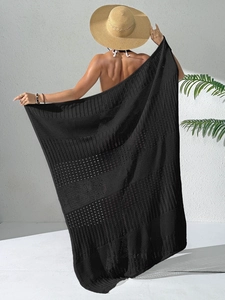 Détail du tissu en maille crochet noire de ce paréo de plage élégant et ajouré