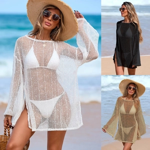 Vue en trois couleurs de cache-maillots en crochet ajouré avec fentes et manches longues