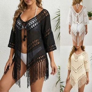 Détails du cache-maillot au crochet avec motifs ajourés et longues franges élégantes