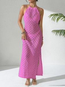Détail de robe de plage au crochet rose montrant la maille ajourée et fente latérale