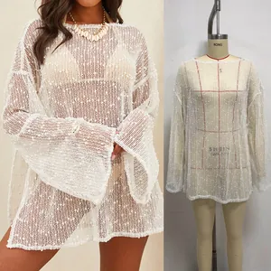 Détails du cache-maillot en crochet blanc avec manches cloches et pompons en relief
