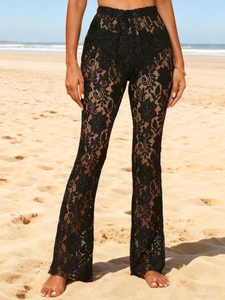 Pantaloni a zampa d'elefante sexy in pizzo nero trasparente da donna per la spiaggia