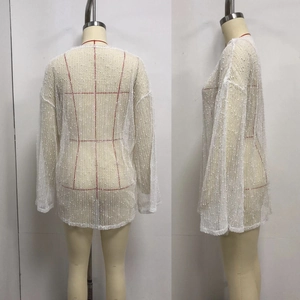 Détails dos et côté du cache-maillot blanc en maille ajourée avec sequins brillants