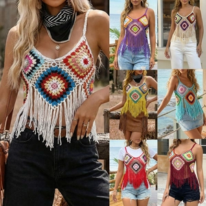 Details des Boho-Häkeloberteils mit bunten Häkelquadraten und Fransen für den Urlaub
