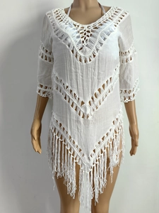 Vue détaillée du paréo en crochet blanc avec ourlet à franges et motifs en dentelle géométrique