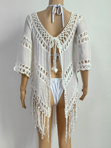 Détail du motif au crochet ajouré et des franges sur ce cache-maillot de plage blanc