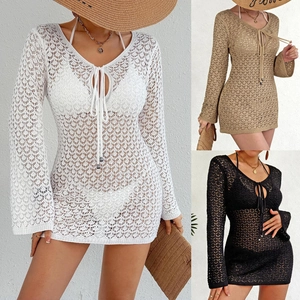Détail de la tunique de plage au crochet avec motifs en maille et laçage au décolleté