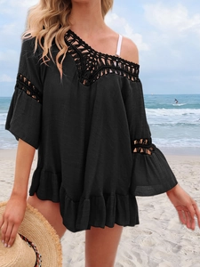 Détail d'un cache-maillot noir en crochet avec tricot ajouré et volants sur le bas
