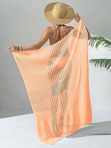 Vue détaillée du tricot ajouré d'une jupe de plage couleur abricot en maille crochet