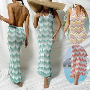 Détail du motif en crochet à vagues et du lien dos nu sur la robe de plage bohème