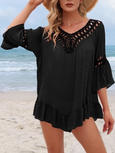 Détail du cache-maillot noir avec col en V au crochet et finitions à volants fluides