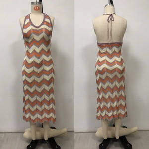 Vue détaillée d'une robe en maille dos nu avec motifs à vagues et lien autour du cou