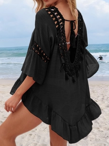 Détails de ce cache-maillot noir bohème avec dentelle crochetée, franges et volants