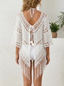 Cache-maillot de plage crocheté blanc avec franges et dos en V profond à pompons