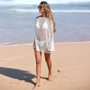 Détail de la tunique de plage en crochet blanc avec texture maille à paillettes