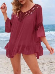 Détail du cache-maillot de plage bordeaux au crochet évidé avec bordures à volants