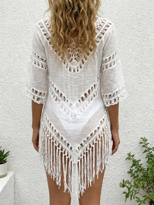Vue détaillée du dos du cache-bikini en crochet blanc avec décolleté en V et franges