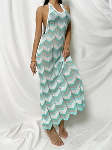 Détail d'une robe de plage en maille crochet avec motif à rayures chevron menthe et kaki