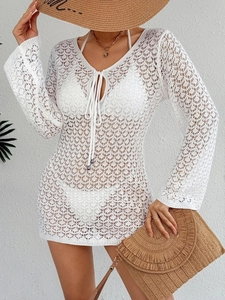 Robe de plage blanche au crochet avec manches évasées et décolleté en V à lacets