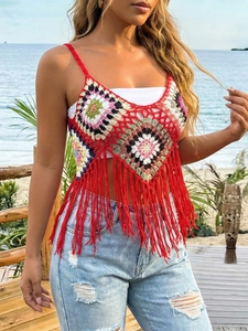 Detailansicht eines handgefertigten Boho-Häkel-Crop-Tops mit roten Fransen und Blumenmustern
