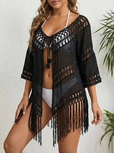 Détail d'un cache-maillot de plage noir au crochet avec tricot ajouré et longues franges