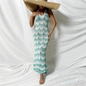 Détails des rayures en tricot ondulé en V sur une robe de plage longue à licou