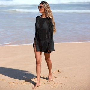 Détail d'un cache-maillot noir en maille ajourée avec fentes latérales hautes