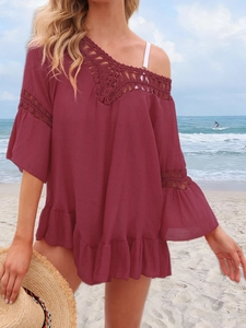 Détails de dentelle crochet bordeaux et manches à volants sur ce cache-maillot bohème