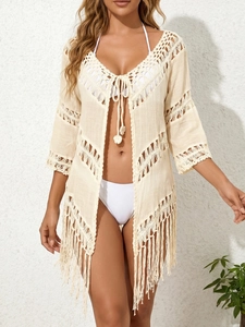 Détail du cache-maillot de plage au crochet avec glands à franges et motifs ajourés