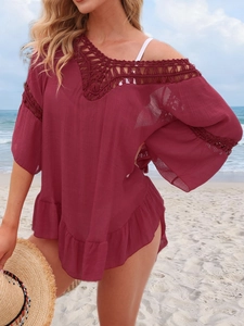 Détail du col en crochet ajouré sur une tunique de plage de couleur bordeaux