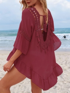 Détail de la tunique de plage bordeaux au crochet avec dos nu et accents de franges