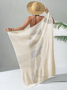 Détails du paréo de plage en crochet crème avec des motifs en maille ajourée complexes