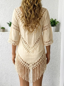 Détail du crochet beige au dos et des franges sur ce cardigan de plage bohème