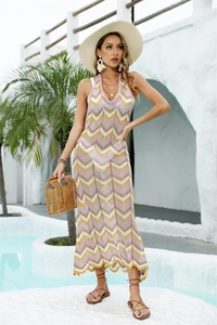 Détail de la robe tricotée bohème montrant la texture du motif chevron violet et jaune