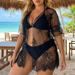 Détail d'un cardigan en dentelle florale avec bordure cil sur un ensemble de bikini noir