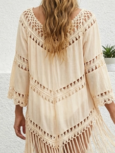 Détail du dos au crochet bohème avec col en V et longues franges de couleur beige clair
