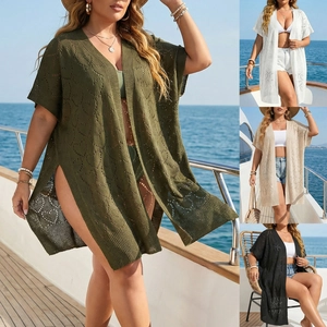 Détail des motifs de cœurs au crochet sur gilet de plage ample en quatre couleurs