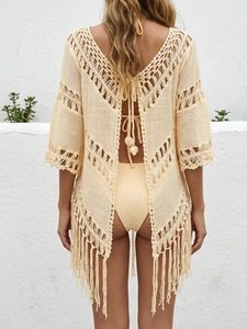 Détail du cache-maillot au crochet avec dos ouvert à nouer et longues franges