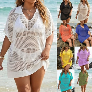 Dettaglio del copricostume in maglia crochet con scollo a V in vari colori vivaci e accesi