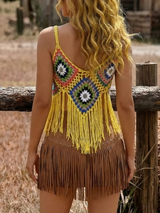Rückansicht eines Boho-Häkeloberteils mit bunten Mustern und langen Fransen auf einer Ranch