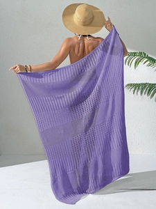 Détail d'un paréo de plage violet ajouré avec des motifs géométriques et en maille