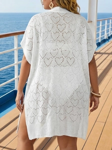 Détail du motif cœur au crochet blanc sur ce gilet de plage ajouré avec fentes latérales